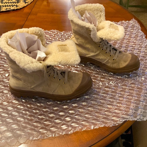 COACH WOMEN’S HALEN BEIGE SUEDE SNOW BOOTS. LIKE NEW. SIZE 7.5. SIGNATURE. NICE! - Picture 2 of 16